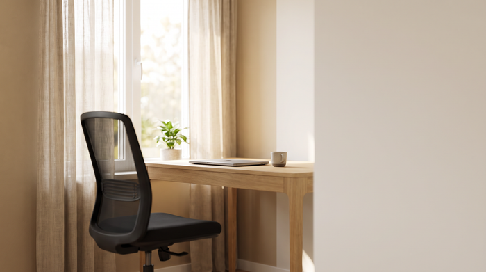 Heller skandinavischer Homeoffice-Schreibtisch mit Bürostuhl am Fenster