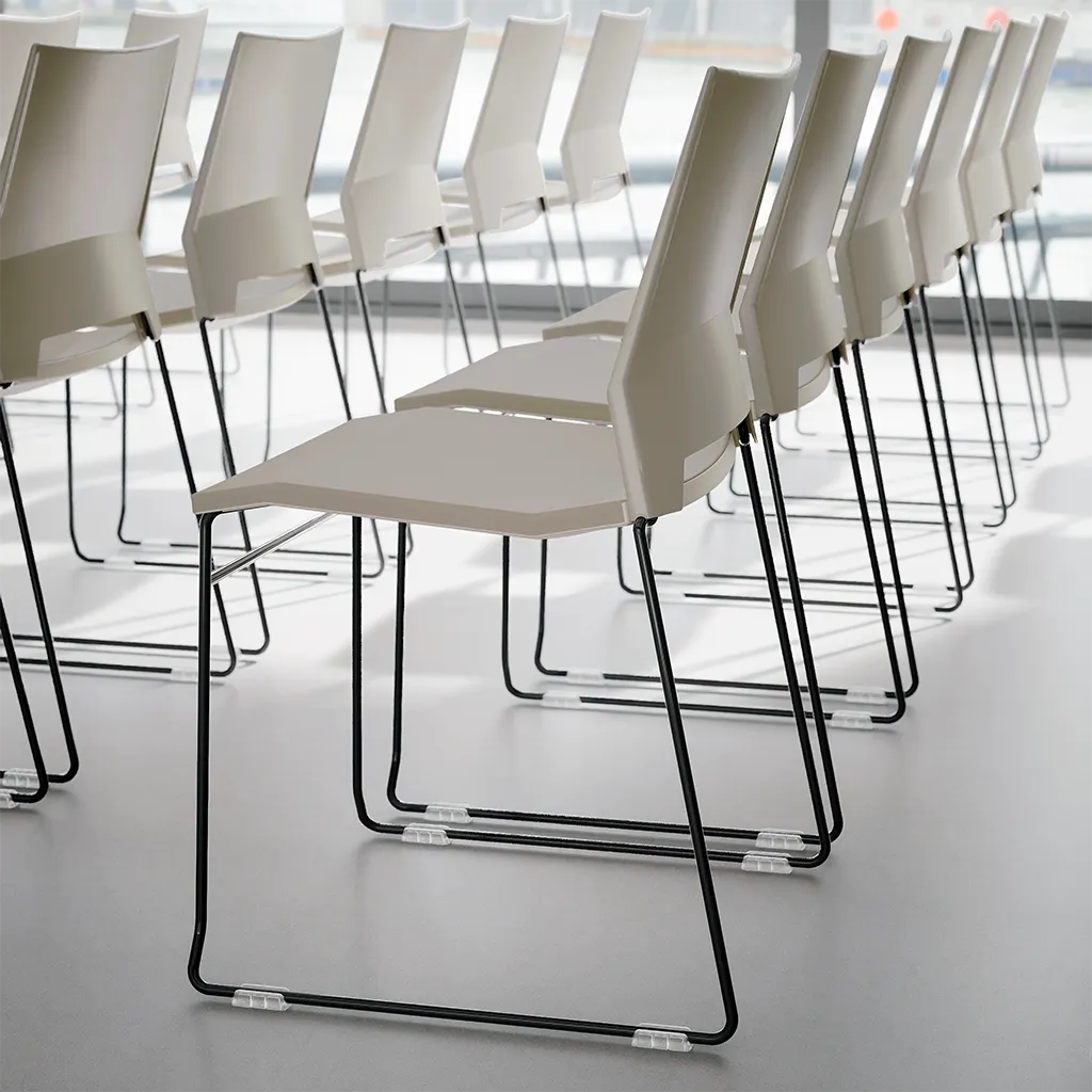 MYNEEED Miss Plastic Stapelstuhl – Robuster Konferenzstuhl aus 100% Polypropylen