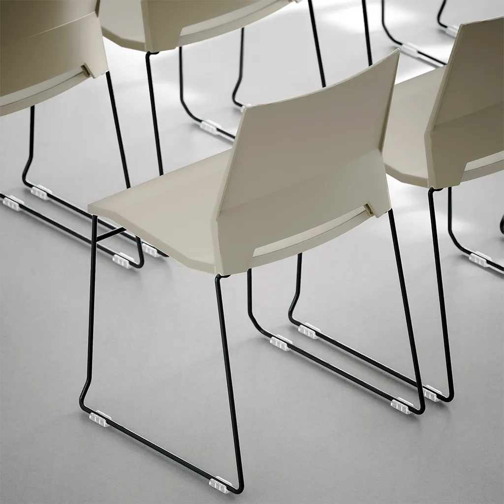 MYNEEED Miss Plastic Stapelstuhl – Robuster Konferenzstuhl aus 100% Polypropylen