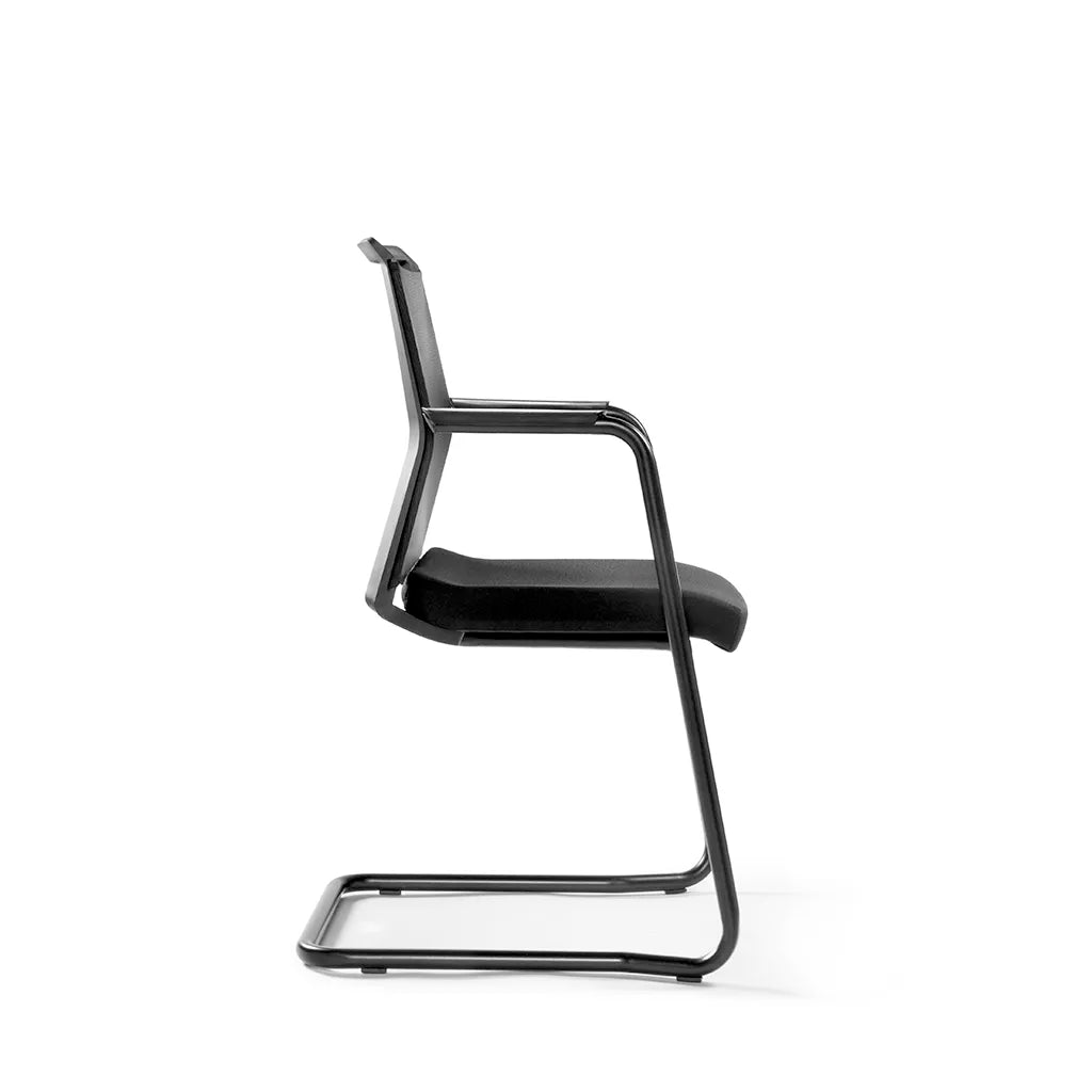 MYNEEED Urus Slitta Besucherstuhl – Modernes Design mit Kufengestell