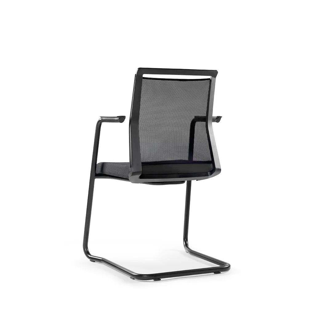 MYNEEED Urus Slitta Besucherstuhl – Modernes Design mit Kufengestell